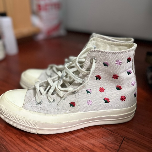 Converse White High-Top Sneakers with Floral Design - Picture 2 of 6